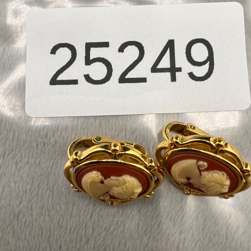 Vintage Trifari Cameo Clip On Earrings Gold Tone Signed - Picture 6 of 6